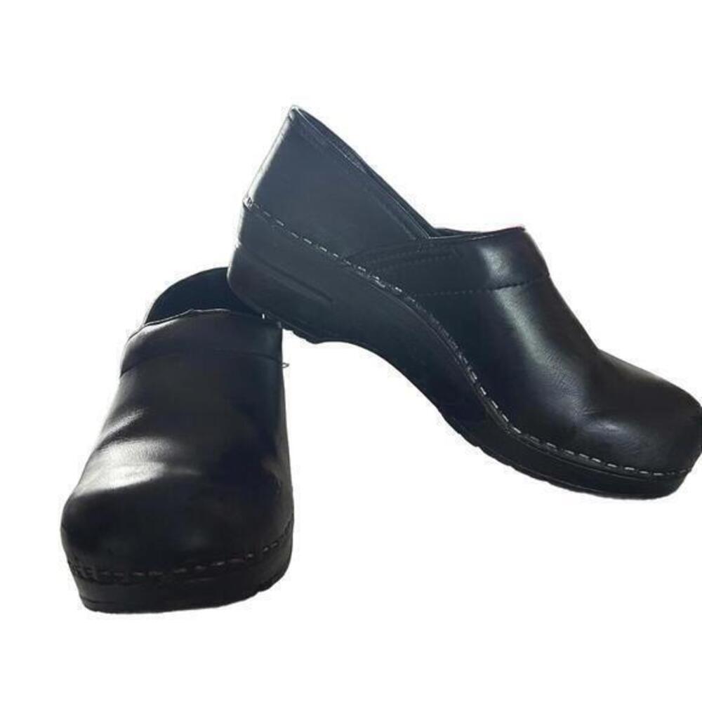 Dansco Black Leather Clogs – Comfortable & Durable Size 8 or 39